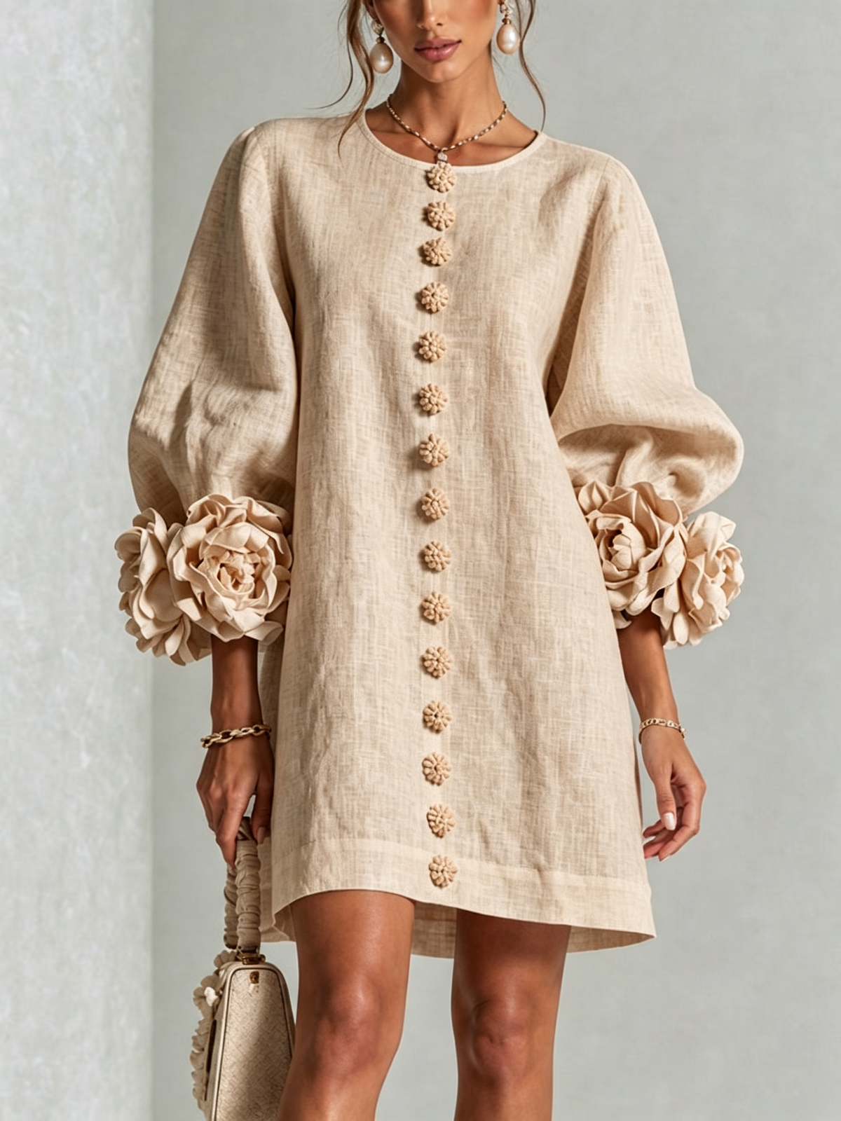 Vestido Mini Blanco con Botones Florales y Mangas Florales Extravagantes