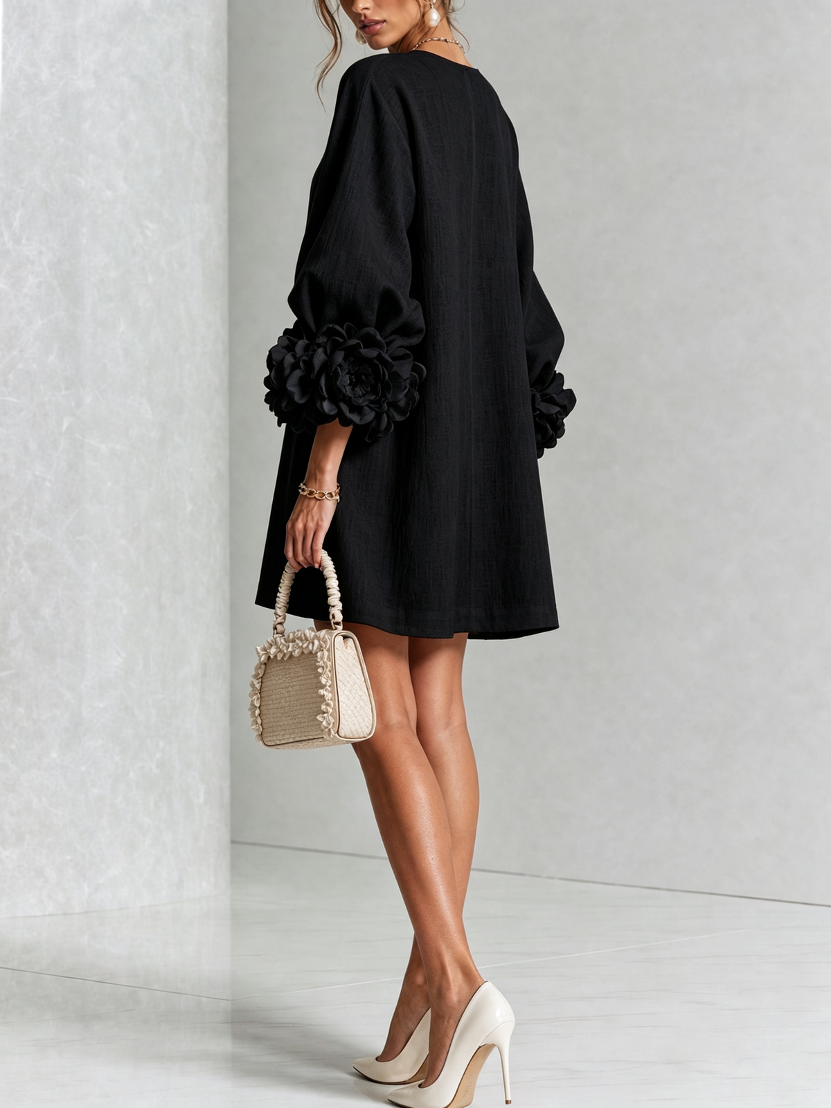 Vestido Mini Blanco con Botones Florales y Mangas Florales Extravagantes