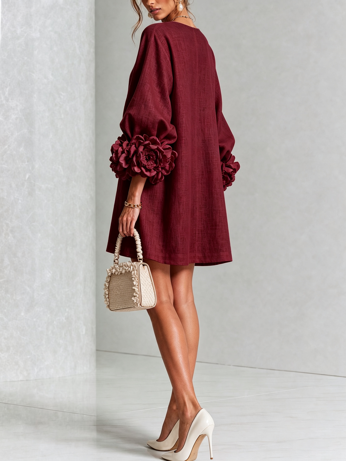 Vestido Mini Blanco con Botones Florales y Mangas Florales Extravagantes