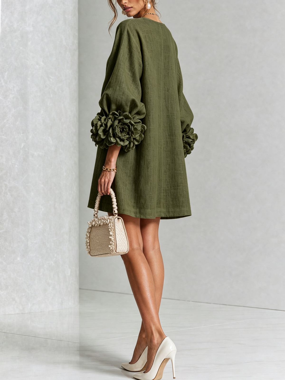 Vestido Mini Blanco con Botones Florales y Mangas Florales Extravagantes
