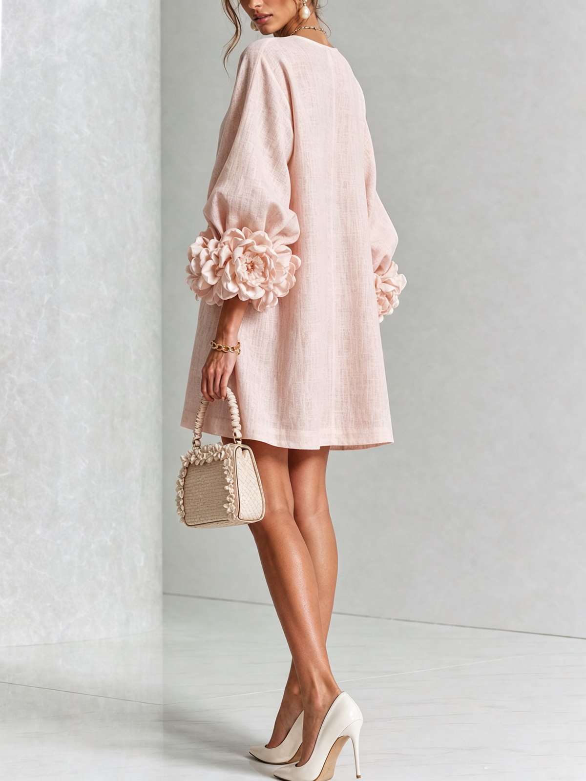 Vestido Mini Blanco con Botones Florales y Mangas Florales Extravagantes