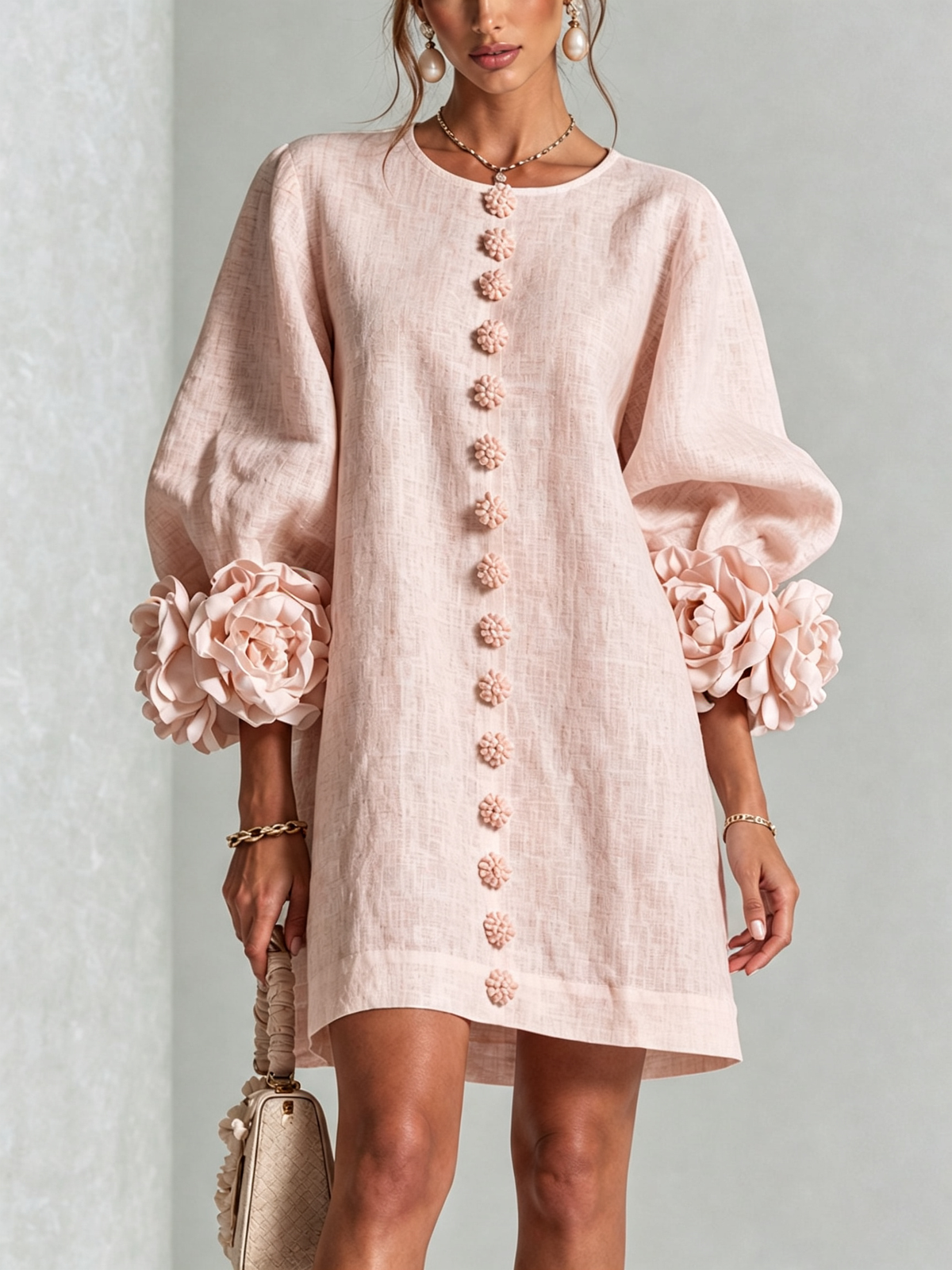 Vestido Mini Blanco con Botones Florales y Mangas Florales Extravagantes