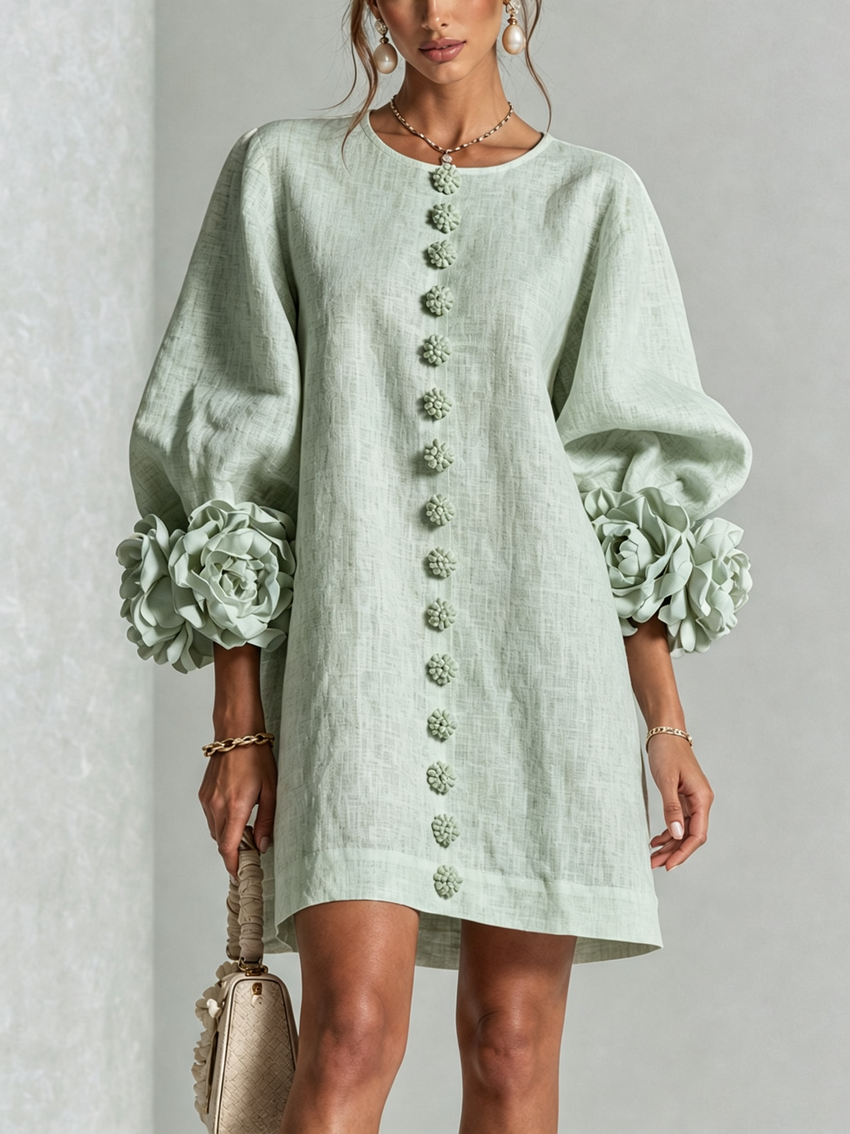 Vestido Mini Blanco con Botones Florales y Mangas Florales Extravagantes
