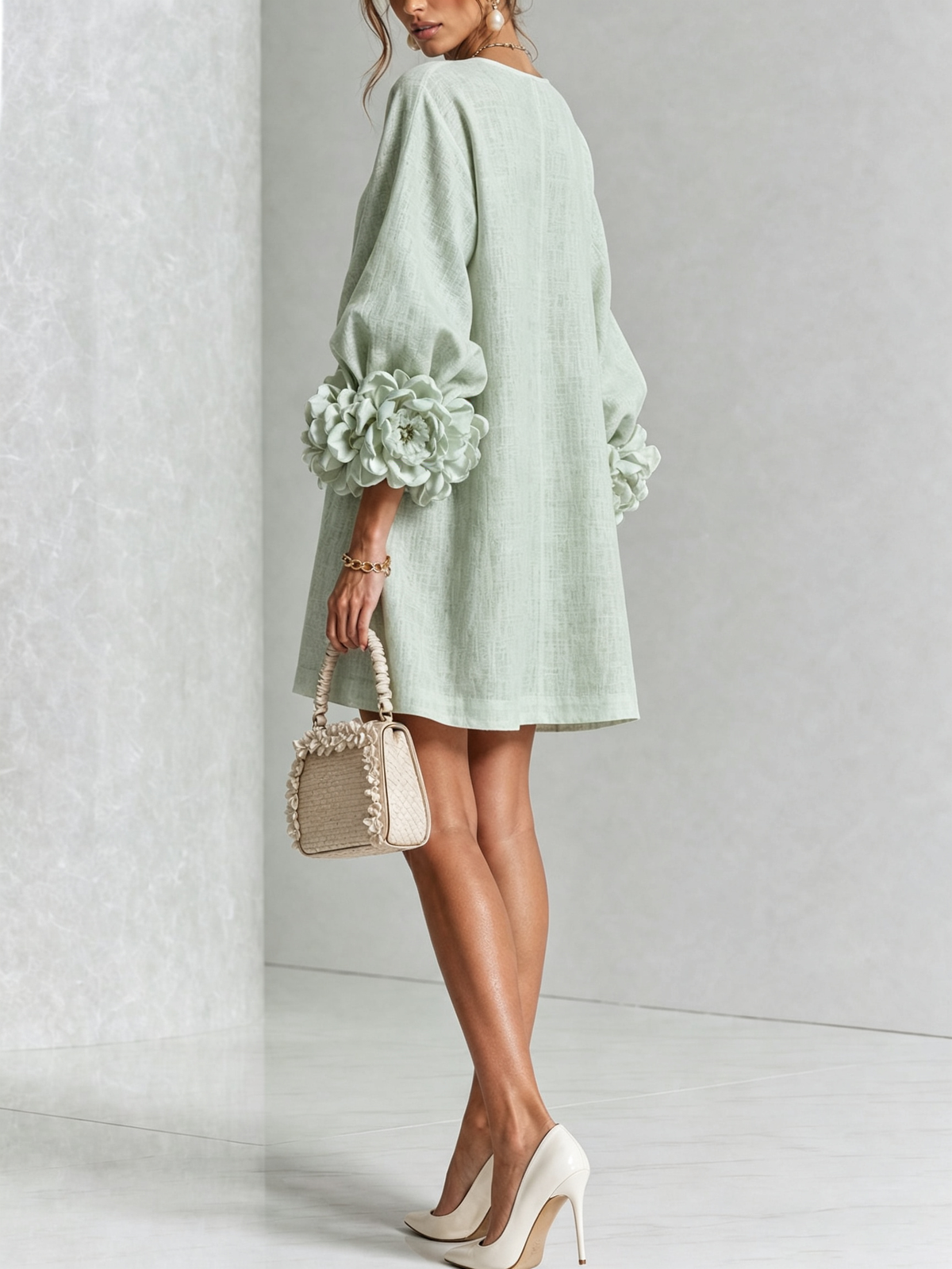 Vestido Mini Blanco con Botones Florales y Mangas Florales Extravagantes