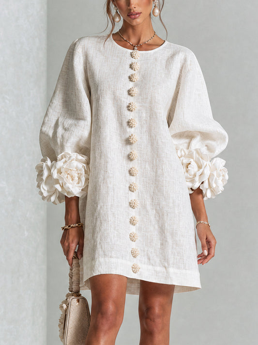 Vestido Mini Blanco con Botones Florales y Mangas Florales Extravagantes