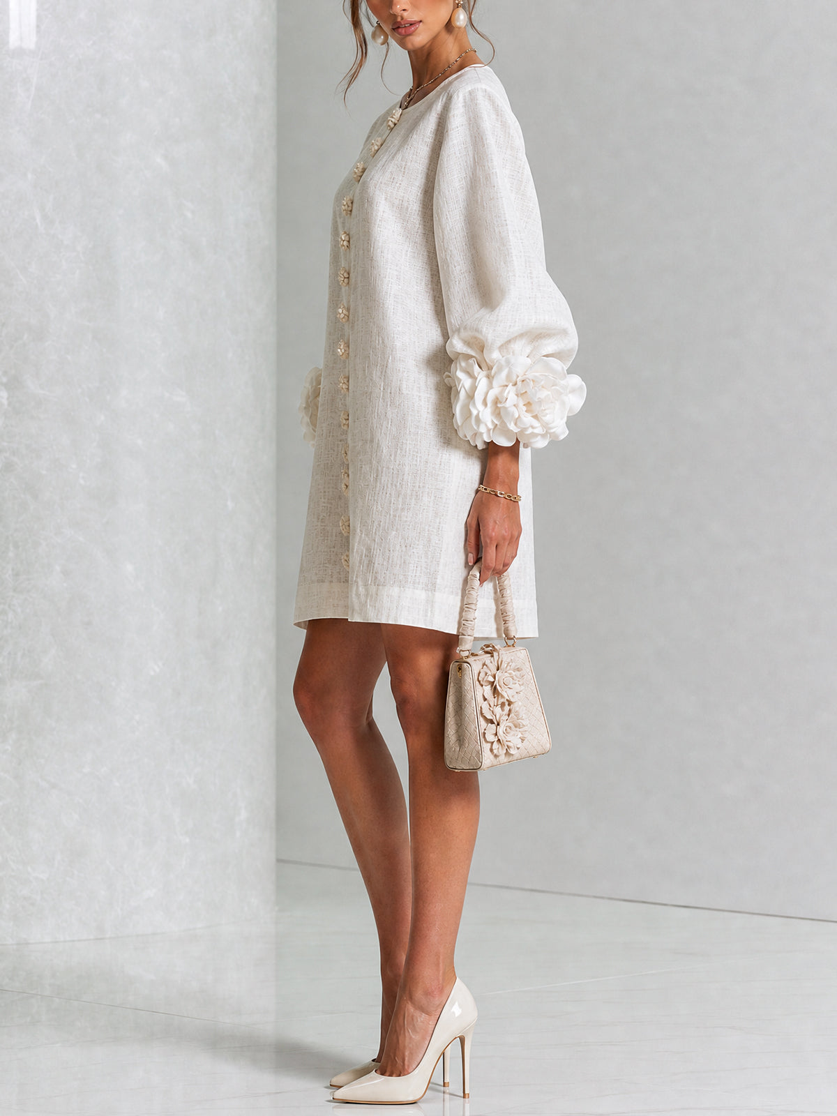 Vestido Mini Blanco con Botones Florales y Mangas Florales Extravagantes