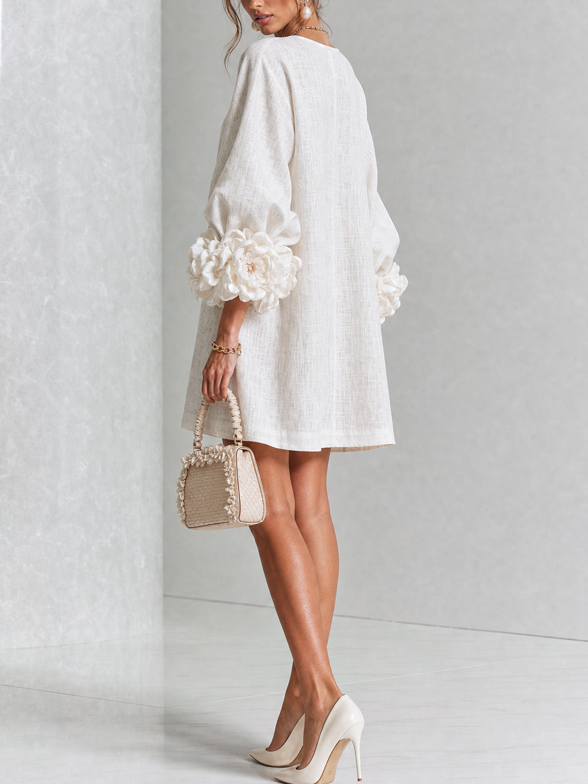 Vestido Mini Blanco con Botones Florales y Mangas Florales Extravagantes