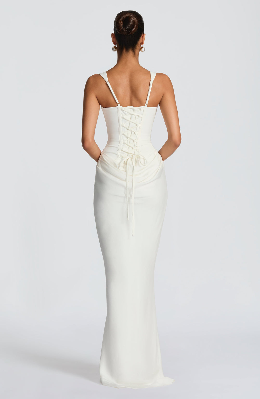 Liora · Vestido largo con elegante escote cuadrado